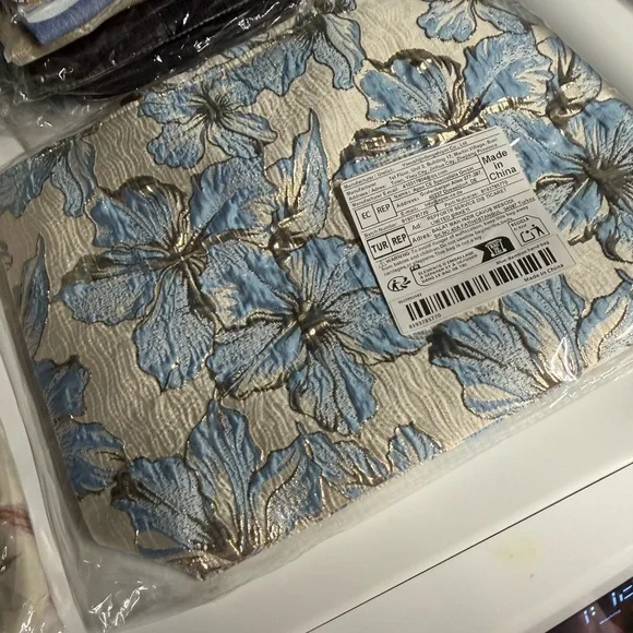 NWOT Floral Blue and Cream Tote Bag with Bamboo Handles - Picture 6 of 6